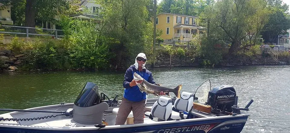 Paysage de pêche en Estrie au printemps, été et automne — lacs des Cantons-de-l'Est